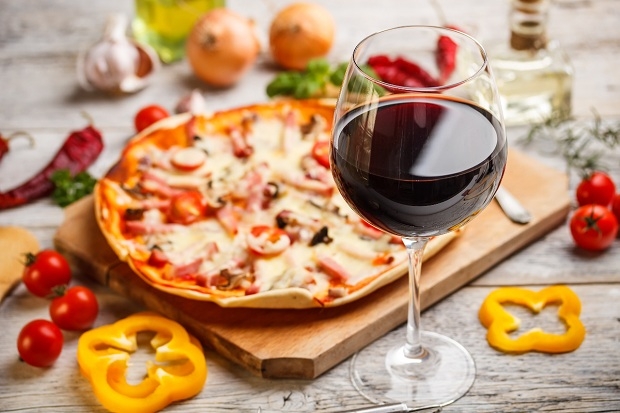 Pizza margarita và rượu vang Ý
